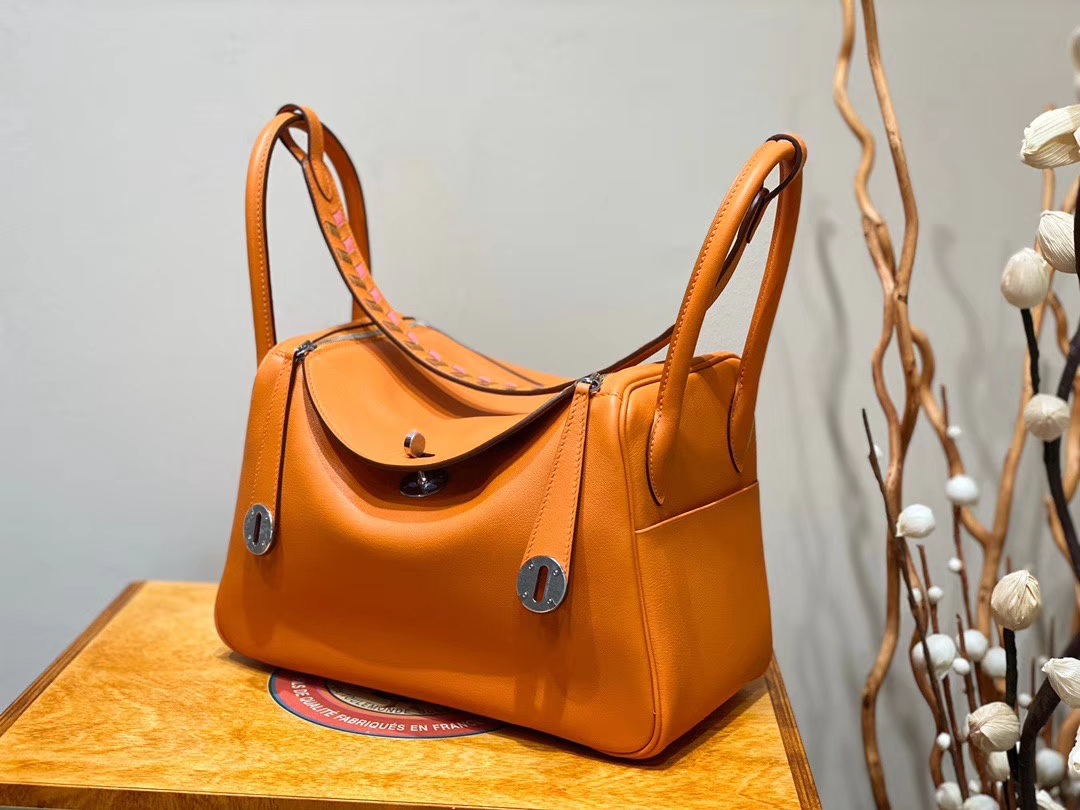 爱马仕包包 Lindy 26cm Swift皮 编织手柄 杏黄色 银扣