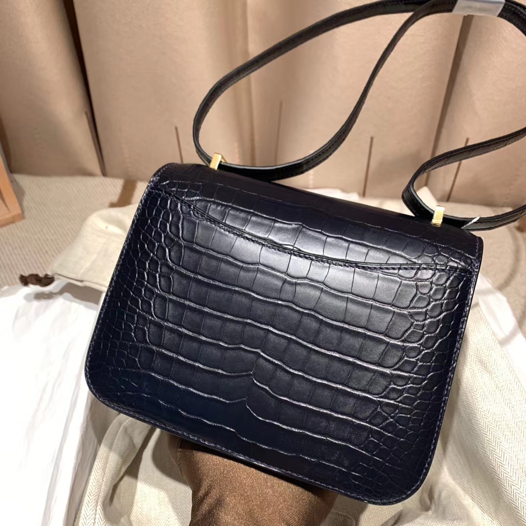 爱马仕官网 Constance 19cm 方块亮面美洲鳄 2Z午夜蓝 金扣