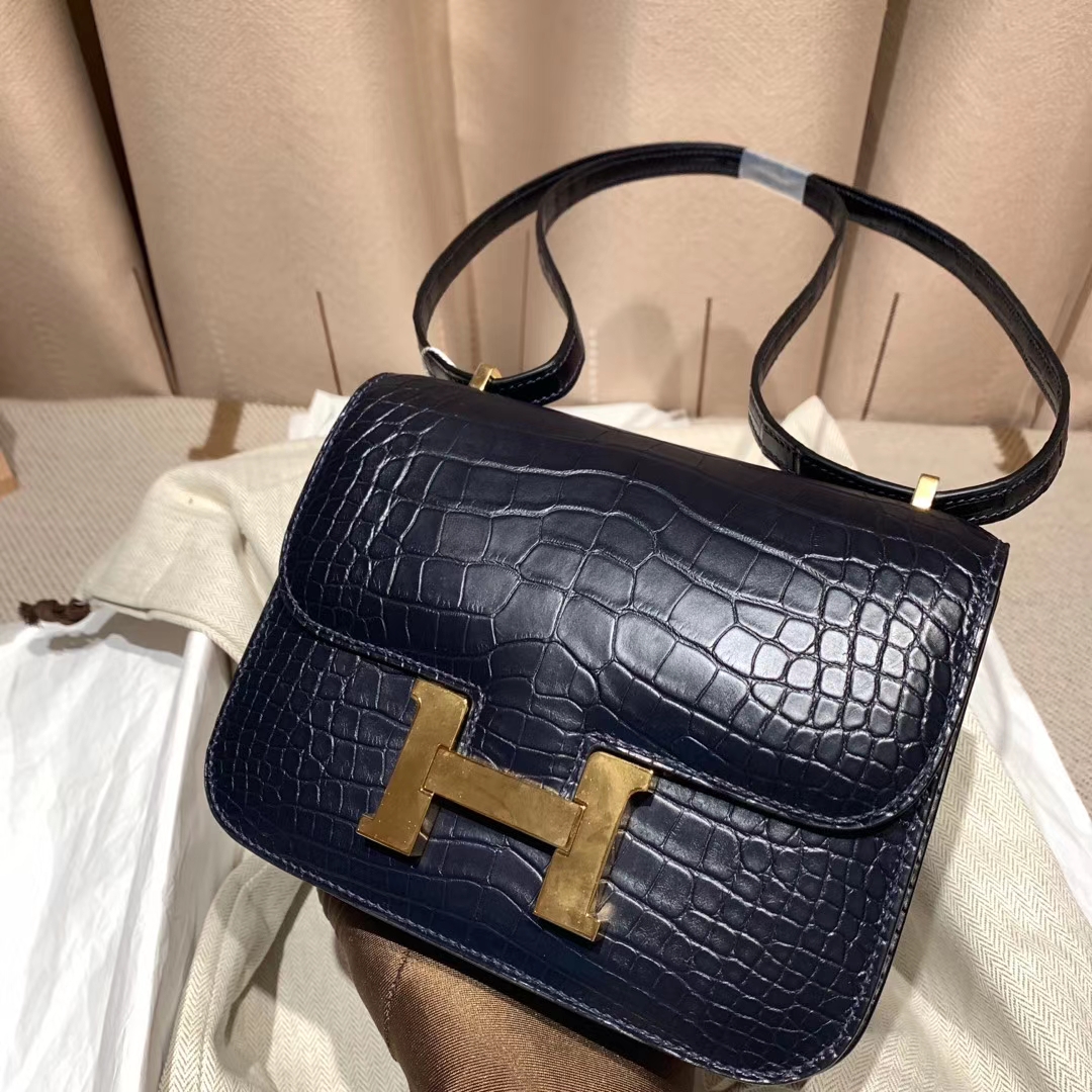 爱马仕官网 Constance 19cm 方块亮面美洲鳄 2Z午夜蓝 金扣