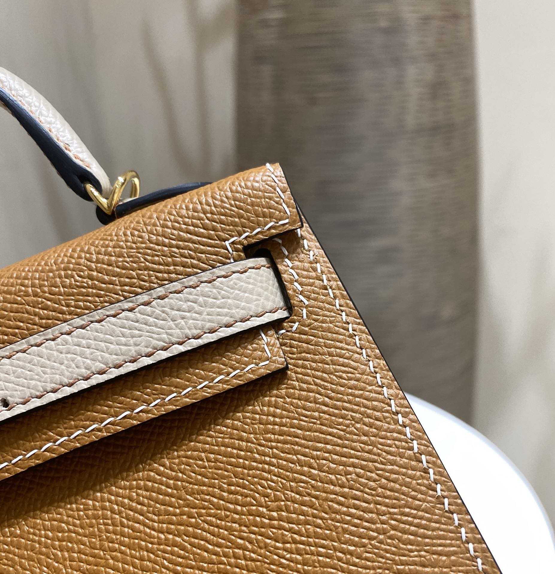 爱马仕包包 Mini Kelly 20cm  37-金棕拼风衣灰 金扣